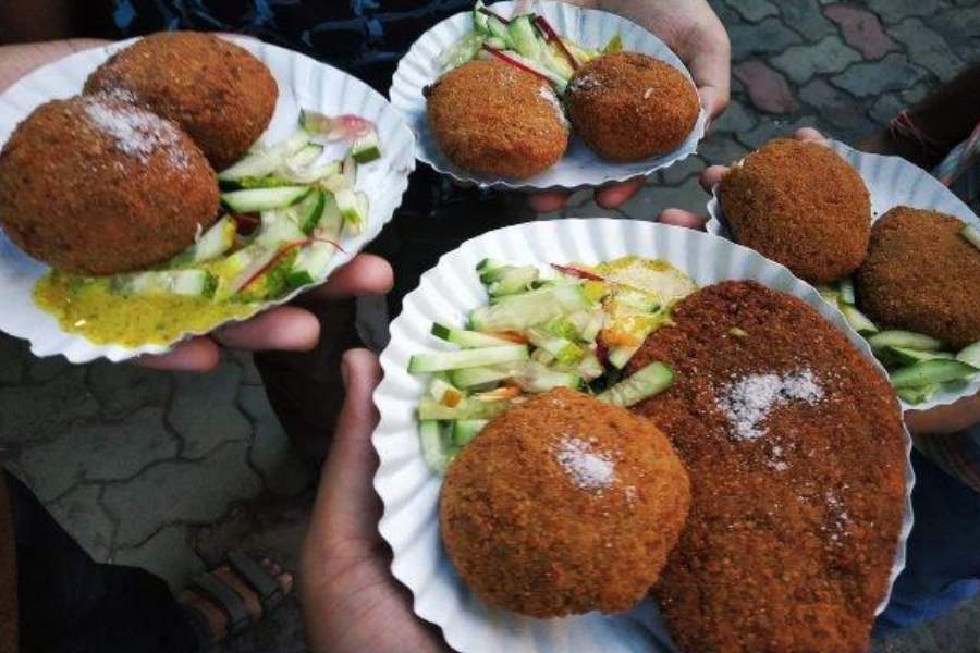 কালিকা, কলেজস্ট্রিট: কম দামে ভাল জিনিস খেতে হলে কিন্তু আসতে হবে কালিকাতে। বই পাড়ায় এলে কিন্তু এক বার ঢুঁ মেরে যেতে পারেন প্রায় ৫৮ বছরের পুরনো এই দোকানে। ডিমের ডেভিল থেকে ফিশ ফ্রাই পাবেন, যা চাইবেন তাই। 