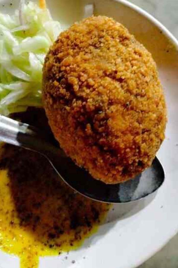 ভোলানাথ কেবিন,  বাগবাজার: বাগবাজারে গিরিশ ঘোষের বাড়ির সামনেই রয়েছে এই দোকান। প্রেমিকাকে নিয়ে গঙ্গার হাওয়া খেয়ে ফেরার সময় এই দোকানের ডিমের ডেভিল খাওয়ালেই প্রেম আরও জমে যাবে।