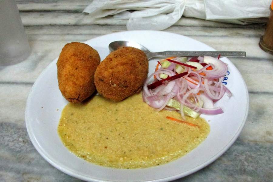 মিত্র ক্যাফে, শ্যামবাজার: ১০০ বছরের বেশি সময় ধরে কলকাতাবাসির মনোরঞ্জন করে চলেছেন শ্যামবাজার পাঁচ মাথার মোড়ের এই দোকান। এদের একটি শাখা আবার রয়েছে শোভাবাজারেও। মোগলাই,  কবিরাজি তো আছেই, তবে জবাব নেই ডিমের ডেভিলেরও। 