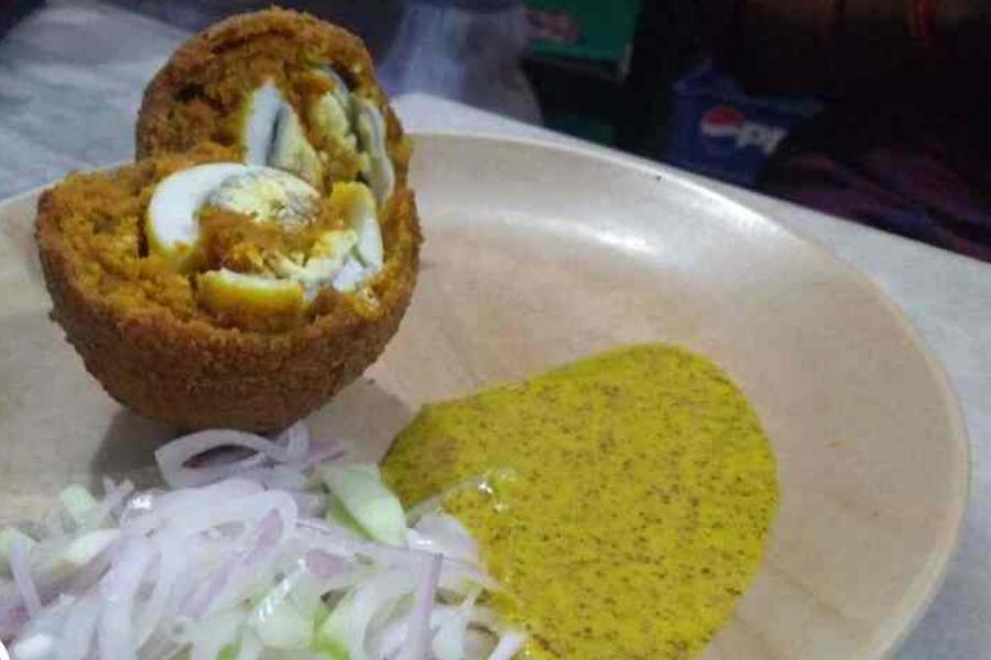 দিলখুশ কেবিন, কলেজ স্ট্রিট:  কলেজ স্ট্রিট মোড়ের কাছে এই দোকানের ডিমের ডেভিল কিন্তু দারুণ। যেমন তার স্বাদ, তেমন তার আকার। পেট মন দু’টোই ভরতে বাধ্য। 