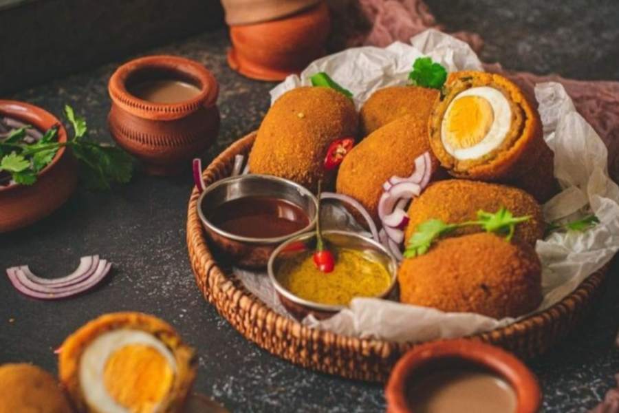 মিসেস উইলসনস্ ক্যাফে,  রবীন্দ্র সরোবর: আদতে কফি, কেক আর ডেসার্ট খাবারের জন্য বিখ্যাত হলেও এদের ডিমের ডেভিলের স্বাদও দারুণ। এদের ‘ডেভিলড এগ’  মানে আর স্বাদে দু’টিতেই মন জিতে নেবে আপনার।