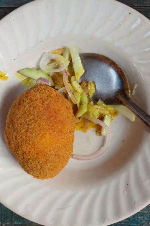 চিত্ত বাবুর দোকান,  ডেকার্স লেন: চপ কাটলেটের কথা উঠলে কিন্তু পিছু যায় না ডেকার্স লেনও। চিত্ত বাবুর দোকানের ডিমের ডেভিল কিন্তু টক্কর দিতে পারে কলকাতার অন্য যে কোনও দোকানকে। এই প্রতিবেদনটি 'আনন্দ উৎসব' ফিচারের একটি অংশ।