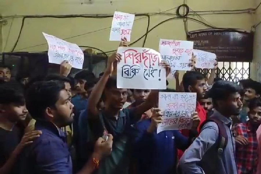 Demonstration at Bankura Christian College against hike in hostel fees dgtld