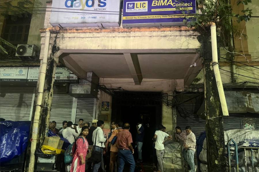 নীচে দাঁড়িয়ে তখন চলছে অপেক্ষা। 