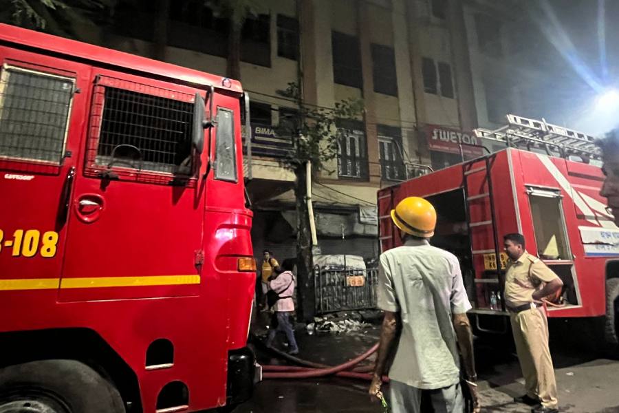ঘটনাস্থলে দমকলের ইঞ্জিন। 