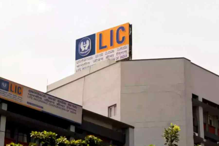 LIC receives 84 crore penalty notice from Income Tax Department.