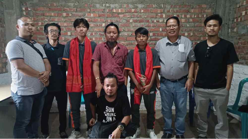 মণিপুরের সদর হিলে কুকি ছাত্র সংগঠনের দফতরে জাতীয় দলের তিন কুকি খেলোয়াড় গামগৌহৌ মাতে, ভি হাংসিং এবং জে হাওকিপকে সংবর্ধনা জানানো হল।