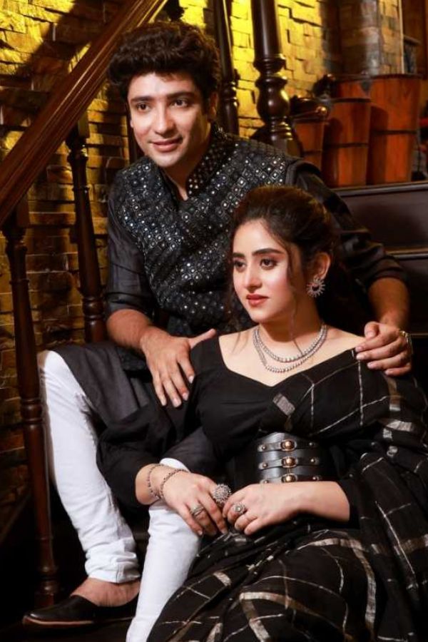 আনন্দের হাওয়া চক্রবর্তী পরিবারের অন্দরে। শনিবার দুপুরবেলা নামজাদা অভিনেতা সব্যসাচী ও মিঠু চক্রবর্তীর বড় বৌমা ঋদ্ধিমা ঘোষ পুত্রসন্তানের মা হলেন। 