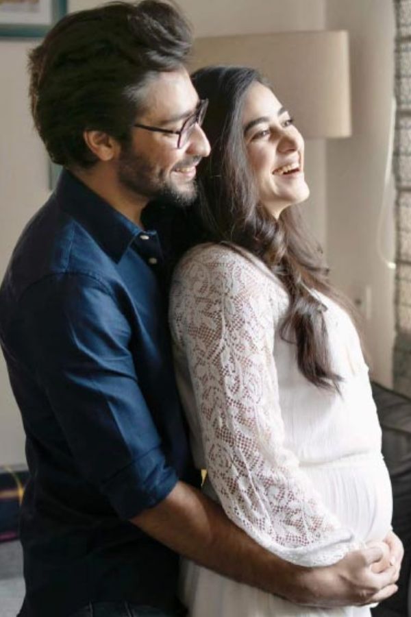 চলতি বছরে সমাজ মাধ্যমের পাতায় মাঝে মধ্যেই দেখা যাচ্ছিল অভিনেতা-অভিনেত্রী দম্পতির একসঙ্গে ছবি।  অগস্ট মাসের মাঝামাঝি সাদা পোশাকে নানা ছবি দিয়ে ঋদ্ধিমা নিজের সন্তানসম্ভবা হওয়ার খবর জানান দেন সবার কাছে। 