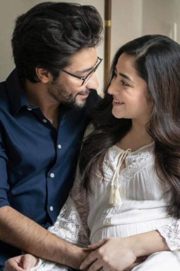 এর পর তাঁকে বিভিন্ন সময় দেখা গেছে স্বামীর সঙ্গে বিভিন্ন পোশাকে হাসি-হাসি মুখে ছবি দিতে। সবটাই তাঁদের গর্ভকালীন আনন্দঘন মুহূর্তের আয়না হয়ে ধরা দিয়েছে। 