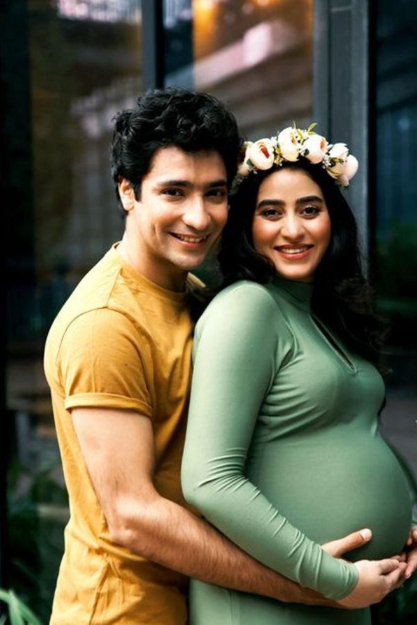  টলিউডের অন্দর মহলে যারা উঁকি দেন, তাঁরা এই মিষ্টি দম্পতিকে খুব পছন্দ করেন। জানেন, এদের সম্পর্কের অনেক রসায়ন। এঁরা এক সঙ্গে কোথাও গেলে প্রায়ই দেখা যায় পোশাকের রঙে রঙে কোথাও যেন মিল। এবার কি সেই মেলামেলির ভাগীদার হতে চলেছে তাঁদের সদ্যজাত পুত্রও?