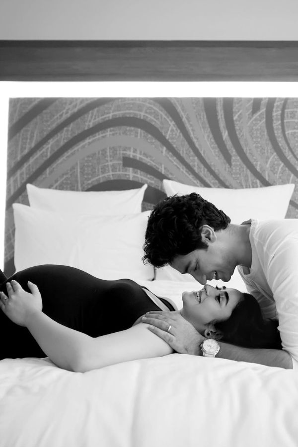 পুজো সামনেই। পুজোয় আড্ডাবাজির ওঁদের দু’জনের খুব পছন্দ সাজুগুজু করে অষ্টমীর অঞ্জলি দিতে যাওয়া। এবার বোধ হয়, তার থেকে দূরেই থাকতে হবে পুত্রের কারণে। নাকি শ্বশুর-শাশুড়ির জিম্মায় কিছুক্ষণ কুট্টিকে সঁপে দিয়ে ঘুরে আসবেন প্যান্ডেল থেকে? আপাতত এ সব নিয়ে ভাবার অবকাশ নেই। 