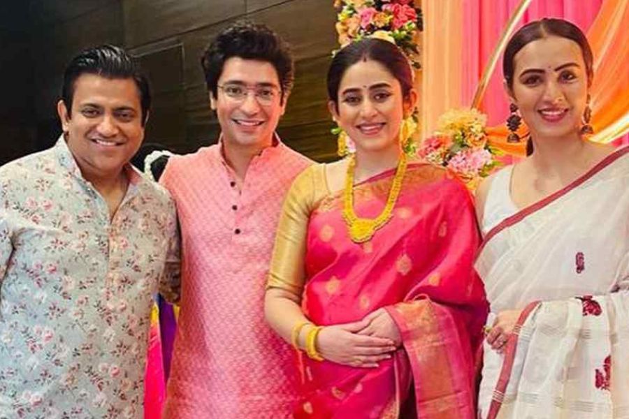 কয়েক দিন আগেই ধুমধাম করে তাঁর সাধ-অনুষ্ঠান পালন করা হয়েছে। তাতে হাজির ছিলেন ঘনিষ্ট বন্ধুবান্ধব থেকে আত্মীয় স্বজন সবাই-ই।