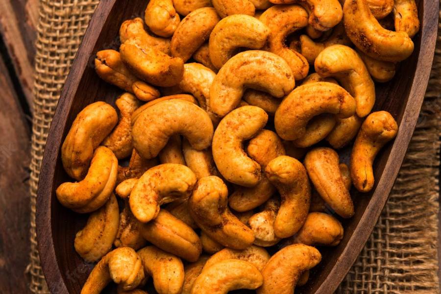 শুরুতেই থাক সনাতনী পানীয় চাট। আমার-আপনার ঘরের চিনে বাদাম ও কাজু বাদাম। কোনও ঝঞ্ঝাট নেই,  পকেটেও চাপ পড়বে না। তবে শুধু বাদাম দিয়ে জমবে না কিন্তু! 