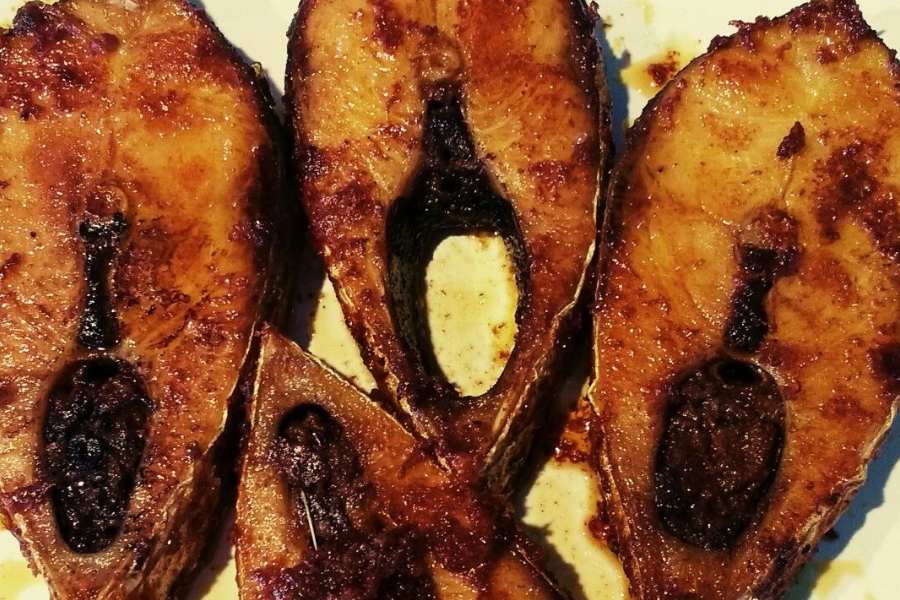 মাছের কথা যখন উঠলই, তো বলি, ইলিশ মাছ ভাজা কিন্তু পানীয়র সঙ্গে হেব্বি যায়!