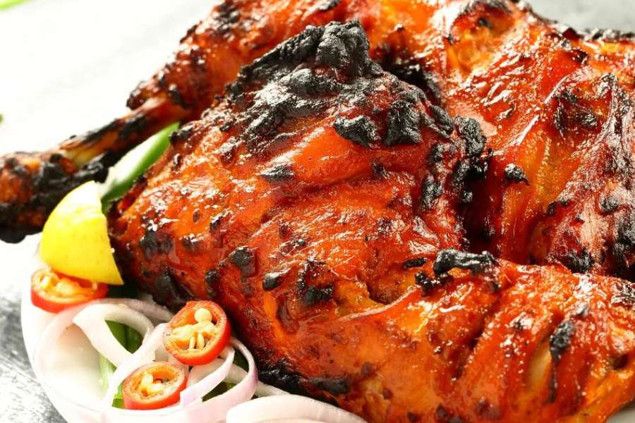 মাংসের ভক্ত হলে অবশ্য তন্দুরি চিকেনের দিকটা ভেবে দেখতে পারেন। ধনেপাতা ও দইয়ের সবুজ চাটনি দিয়ে তন্দুরে রাঁধা এই মাংস থাকলে তরলের মৌতাত ধরতে কতক্ষণ!