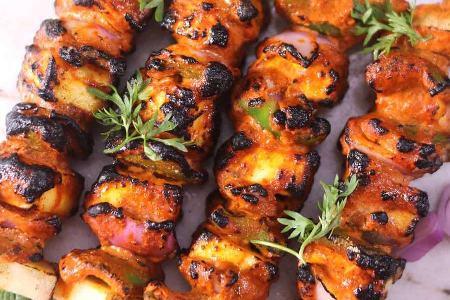 যদি নিরামিষ চান,  তা হলে তো অবশ্যই রয়েছে পনির টিক্কা। সবজি আর পনির দিয়ে বেশ রসিয়ে কষিয়ে বানানো এই পদ থাকুক আপনার আগামী পানীয়ের আসরের তোফা তাস। 