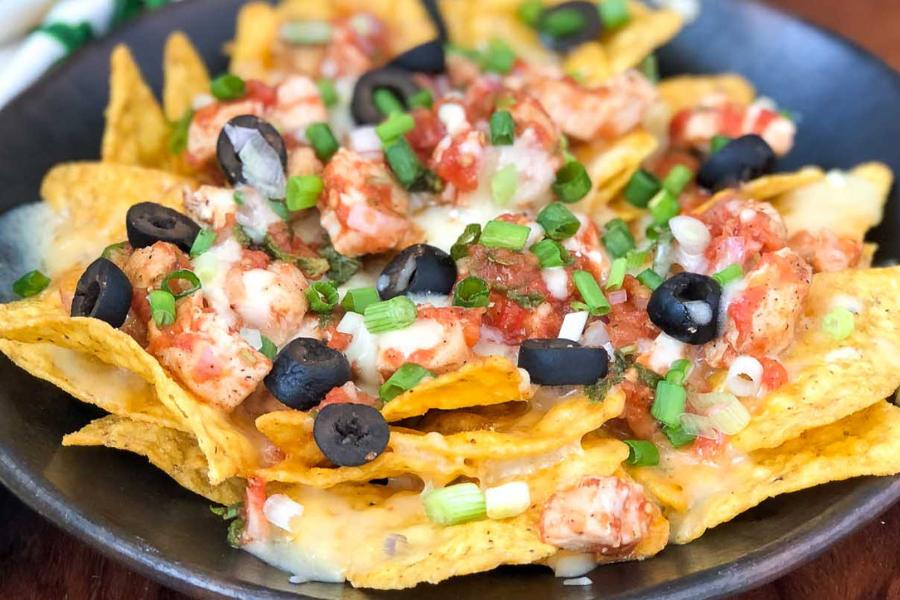 নাচোস নামের মেক্সিকান পাঁপড়ের মতো পদ খুব প্রিয় হয়ে উঠেছে। বেশি করে চিজ, সস ও নানা আরও উপকরণ দিয়ে নাচোস বানিয়ে নিন চাটের মতো করে। এক্কেবারে জমে যাবে! 