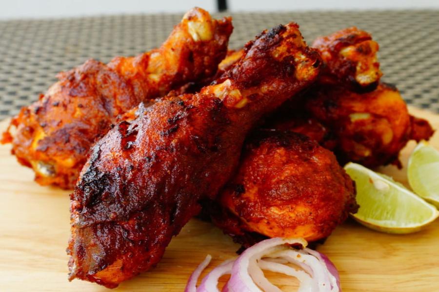 মাংসের মধ্যে মুরগির পাখনা বা ঠ্যাং হালকা করে ভাজা, বেশ জনপ্রিয় চাট। মাখো মাখো করে মেয়োনিজে ডুবিয়ে নিয়ে খেয়ে দেখুন,  দারুণ যাবে যে কোনও ধরনের পানীয়ের সঙ্গে। 