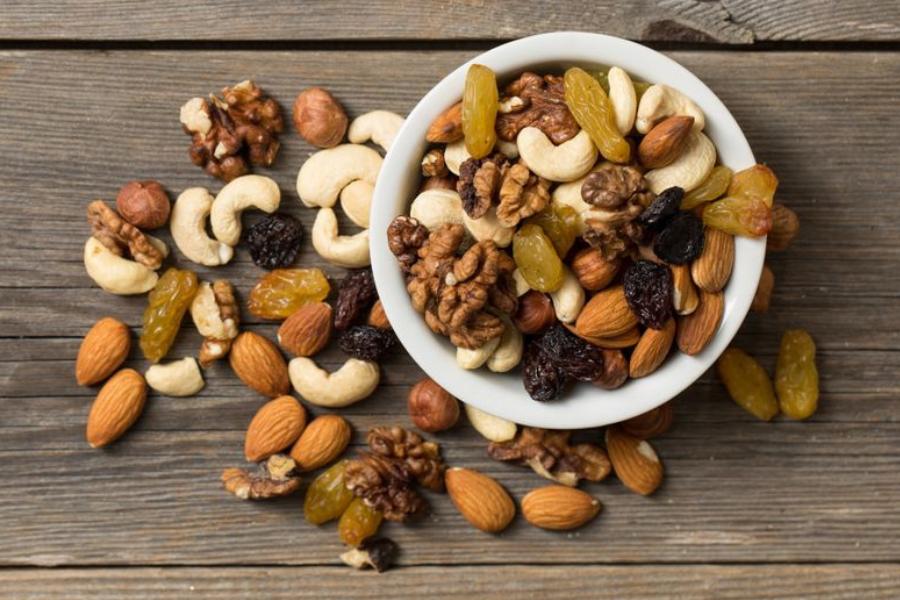 একটু বেশি বয়সিরা ড্রাই ফ্রুটস খুব পছন্দ করেন। কাঠ বাদাম, আখরোট ইত্যাদির মেলানো ড্রাই ফ্রুটস। 