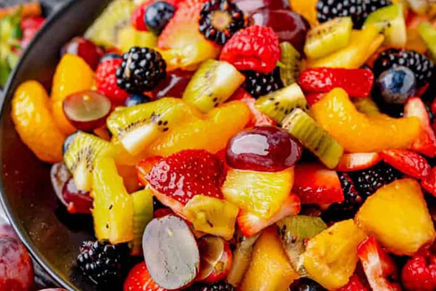 স্বাস্থ্যপানে আরেকটু স্বাস্থ্যকর চাট চাইলে বলবে, আঙুর, আপেল টুকরো টুকরো করে চাট মশলা দিয়ে মেখে নিন। ভাল লাগবে। 