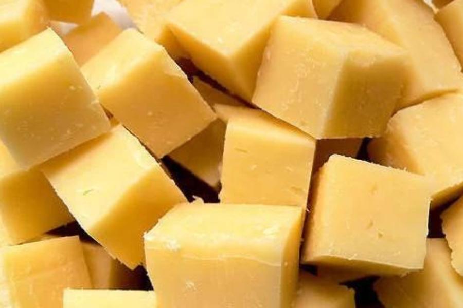 শুধু চিজ কিউবও একটু দুরন্ত চাট। কিউব কিনে ফালি ফালি করে কেটে একটা পাত্রে নিন। আর মাঝে মাঝে মুখে দিন এক-আধটা। মুখটা ছাড়বে। আমেজ জমবে। 