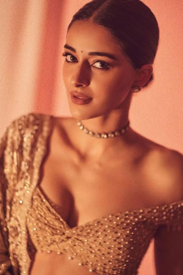 তরুণ তেহলিয়ানির ঘিয়ে রঙের হীরের মতো পাথর বসানো কাজের লেহেঙ্গায় অভিনেত্রী অনন্যা পান্ডের সাজ ছিল হৃদস্পন্দন বাড়িয়ে দেওয়ার মতো! এই সন্ধ্যায় তিনি জিতে নিয়েছিলেন ‘মোস্ট স্টাইলিশ গ্ল্যাম আইকন’-এর পুরস্কার। 