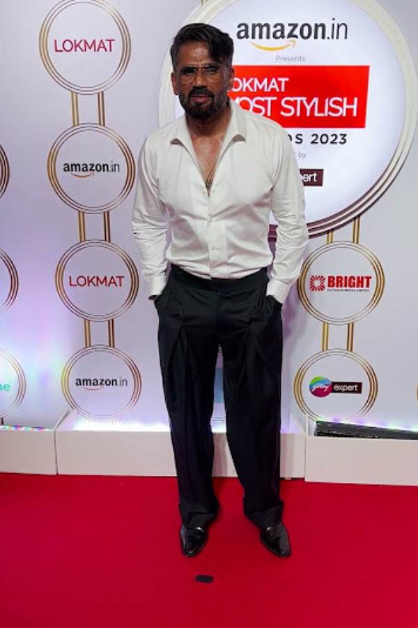 যদিও সময় সত্যিই থমকে গেছে, তবে তা আর কেউ নয়, খোদ সুনীল শেট্টির জন্য। সাদা পুরো হাতা শার্টের সাজে তাঁর বয়স ষাটোর্ধ্ব তা কে বলবে! ‘মোস্ট স্টাইলিশ টাইম্লেস আইকন’-এর খেতাব জিতে তিনিই সেদিনকার রাজা!