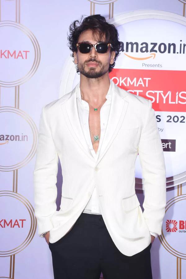 তাঁর ঈর্ষনীয় চেহারার জন্য তিনি বিশেষভাবে বিখ্যাত। সেই টাইগার শ্রফ জিতেছেন ‘মোস্ট স্টাইলিশ অ্যাকশন স্টার’ খেতাব। এই প্রতিবেদনটি'আনন্দ উৎসব' ফিচারের একটি অংশ।