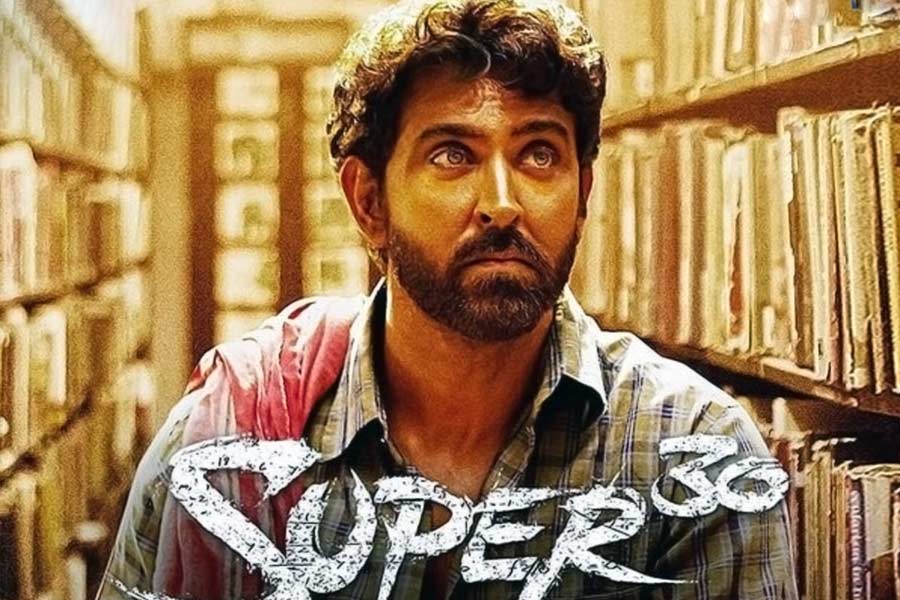 ‘গুজ়ারিশ’ হোক বা ‘সুপার ৩০’— বলিপাড়ার প্রথম সারির ছবিনির্মাতা রাকেশ রোশনের পুত্র হৃতিক রোশন ২০০০ সালে অভিনয়জগতে আত্মপ্রকাশ করেন।