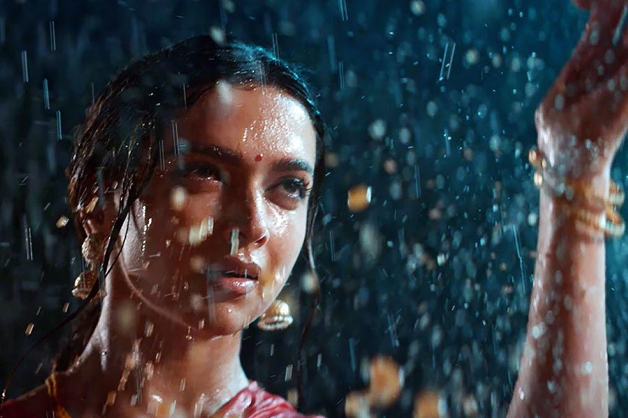 সম্প্রতি ‘জওয়ান’ ছবিতে ক্যামিয়ো চরিত্রে অভিনয় করেও হাততালি কুড়োচ্ছেন দীপিকা। অভিনয়ের জন্য জাতীয় পুরস্কার পাননি তিনিও।