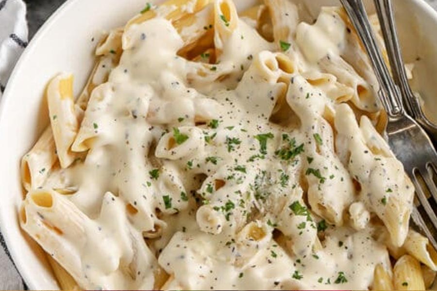 রান্না করা হয়েছিল পাঁচ দিন আগেই। স্কুল থেকে ফিরে আগেকার রান্না করা পাস্তা খেয়ে বন্ধুদের সঙ্গে খেলতে যাবেন, এমনটাই ভেবেছিলেন। কিন্তু তাঁর আয়ু যে আর বেশি ক্ষণ নেই তা টের পাননি ২০ বছর বয়সি ওই তরুণ। কয়েক ঘণ্টা পর মৃত্যুর কোলে ঢলে পড়লেন তিনি। 