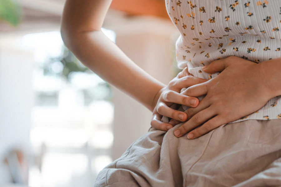 রোগীর শরীরে ব্যাক্টেরিয়া প্রবেশ করার পর গ্যাস্ট্রো-ইনটেস্টাইন ট্র্যাকের ভিতর তা বাসা বেঁধে বিষক্রিয়া শুরু করে। এর ফলে সেই সংক্রমণ ছড়িয়ে পড়ে অন্ত্রেও। একাধিক বার জলের মতো মলত্যাগ করেন রোগী।