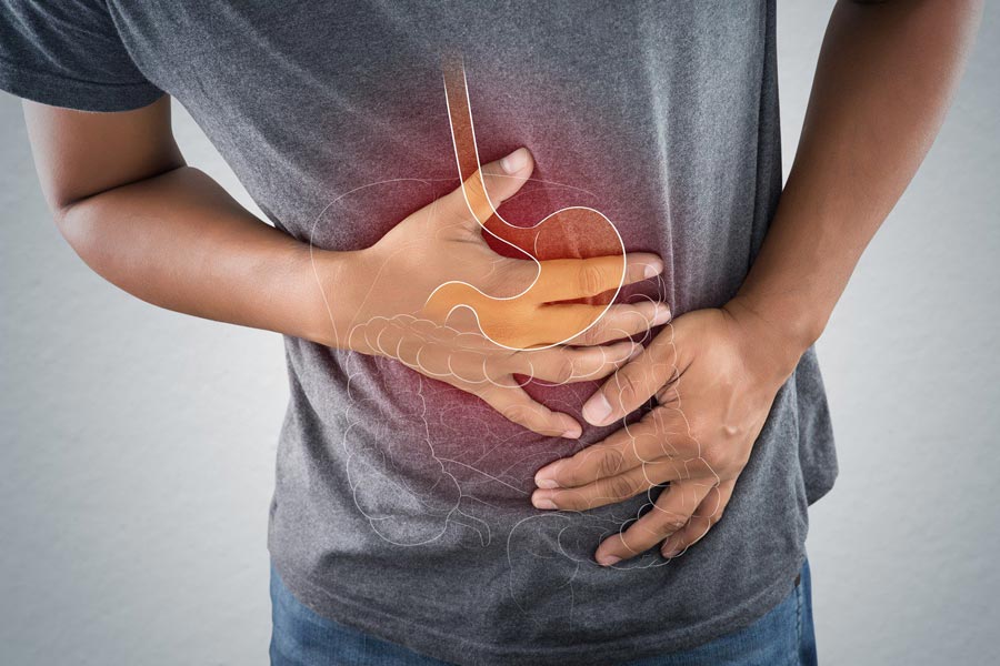 অতিরিক্ত বমি এবং মলত্যাগের কারণে শরীর থেকে জল বেরিয়ে যায়। ‘ডিহাইড্রেশন’ বা জলের অভাবে শরীর শুকিয়ে যাওয়ার পাশাপাশি পেটের পেশির দ্রুত সঙ্কোচন-প্রসারণের ফলে যন্ত্রণা হতে শুরু করে। সারা শরীরে তীব্র যন্ত্রণাও হতে দেখা যায়।