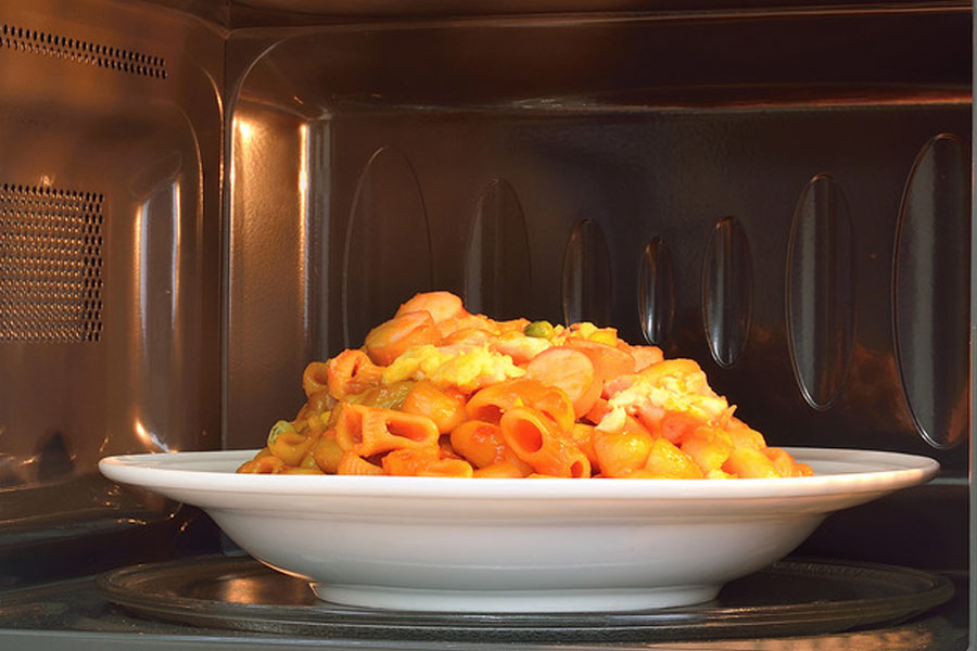 তার পর আবার তা গ্যাসে ফোটানোর বদলে গরম করা হয়েছিল মাইক্রোঅয়েভে। বাসি খাবারে উৎপন্ন ব্যাকটেরিয়ার বিষক্রিয়াই তরুণের মৃত্যুর কারণ।