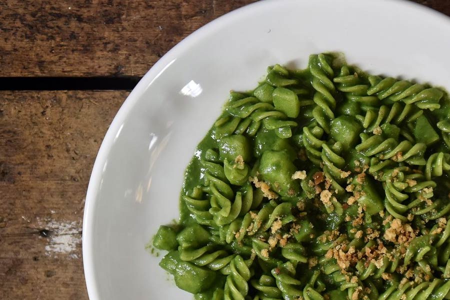 ফ্লোরিডা বিশ্ববিদ্যালয়ের খাদ্য সুরক্ষা বিভাগের অধ্যাপক এবং গবেষক কেথ আর স্কেনেইডার জানান, আগে রান্না করা খাবার বেশি ক্ষণ বাইরে ফেলে রাখা যাবে না।