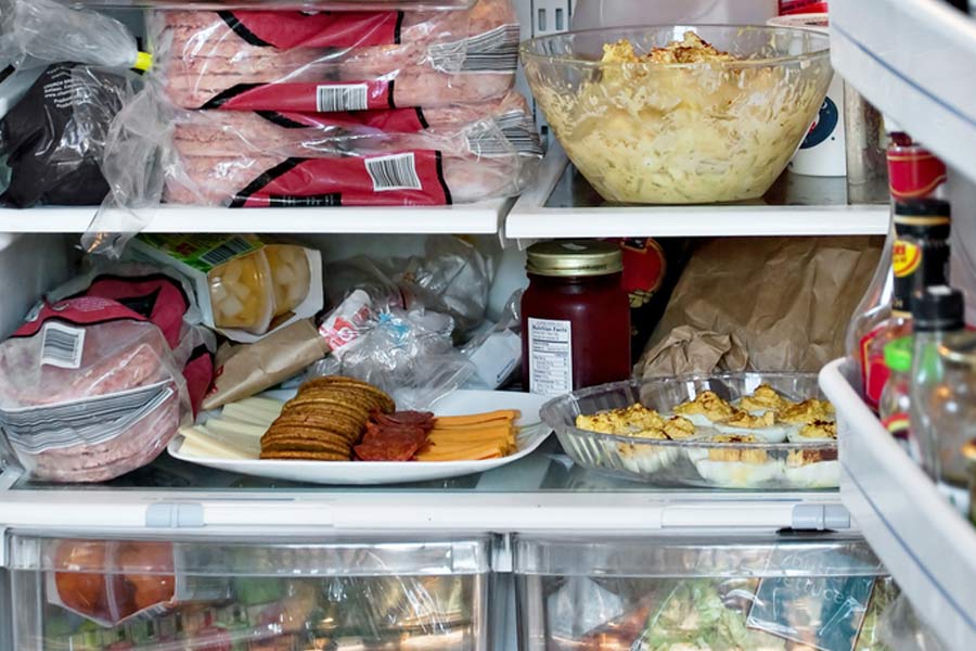 খাবার রান্না করার কিছু ক্ষণের মধ্যেই খেয়ে নেওয়া প্রয়োজন বলে জানান চিকিৎসকেরা। যদি তা না-ও হয়, তা সঠিক ভাবে সংরক্ষণ করে ফ্রিজে রাখতে হবে। 