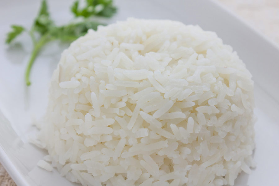 খাবার সুরক্ষিত রাখতে হলে কাচের বায়ুরোধী পাত্র ব্যবহার করাই ভাল। রান্না করা ভাত ফ্রিজে তোলার আগে দেখে নেওয়া জরুরি যে, তা পুরোপুরি স্বাভাবিক তাপমাত্রায় এসেছে কি না। 