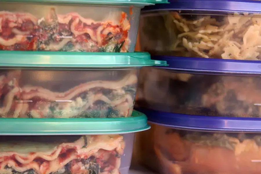 গরম খাবার সংরক্ষণ করার জন্য সরাসরি ফ্রিজে না ভরাই ভাল। রান্না করার দু’ঘণ্টার মধ্যে তা ফ্রিজে রাখলে ব্যাকটেরিয়ার সংক্রমণ এড়ানো যায়।