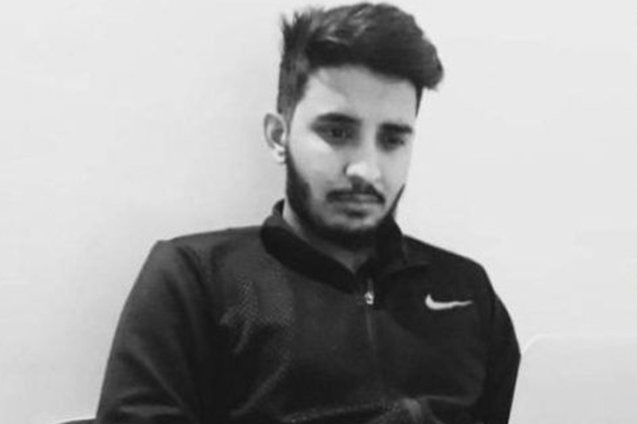 কোটায় গিয়ে জয়েন্টের প্রবেশিকার প্রস্তুতি নিলেও আইআইটি-র শিকে ছেঁড়েনি দীপকের। তা সত্ত্বেও ভেঙে পড়েননি তিনি। ‘অন্য আকাশে’ উড়ে বছরে এক কোটিরও বেশি আয় করছেন দীপক।