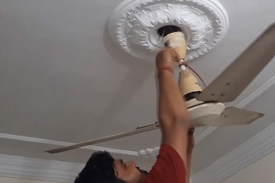 পড়ুয়ামৃত্যু রুখতে গত মাসে কোটার সমস্ত হস্টেলে স্প্রিং দেওয়া পাখা লাগানোর নির্দেশ দিয়েছে জেলা প্রশাসন। প্রশাসন মতে, এ ধরনের পাখায় ঝুলে পড়ে কোনও পড়ুয়া আত্মহত্যার চেষ্টা করলে পাখাটি নীচে খুলে পড়ে যাবে। যদিও এই পদক্ষেপ কতটা কার্যকরী হবে, তা নিয়ে সন্দিহান অনেকে।