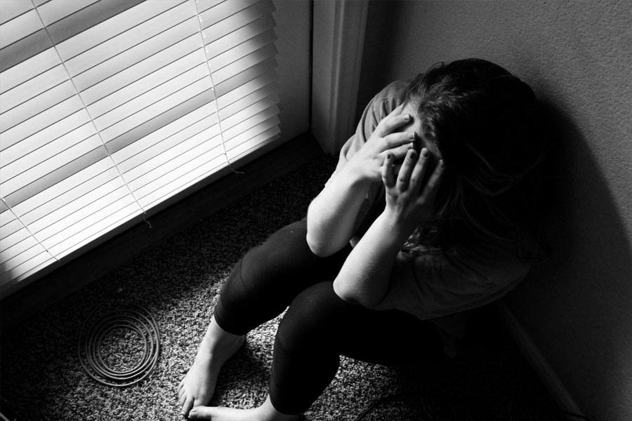 কোচিং সেন্টারগুলির তরফে পড়ুয়াদের উপর অত্যধিক চাপ দেওয়া হয় বলেও অভিযোগ। তা ছাড়া, বাড়ি থেকে দূরে থাকার জন্য বহু পড়ুয়া মানসিক অবসাদে ডুবে যান বলেও দাবি।