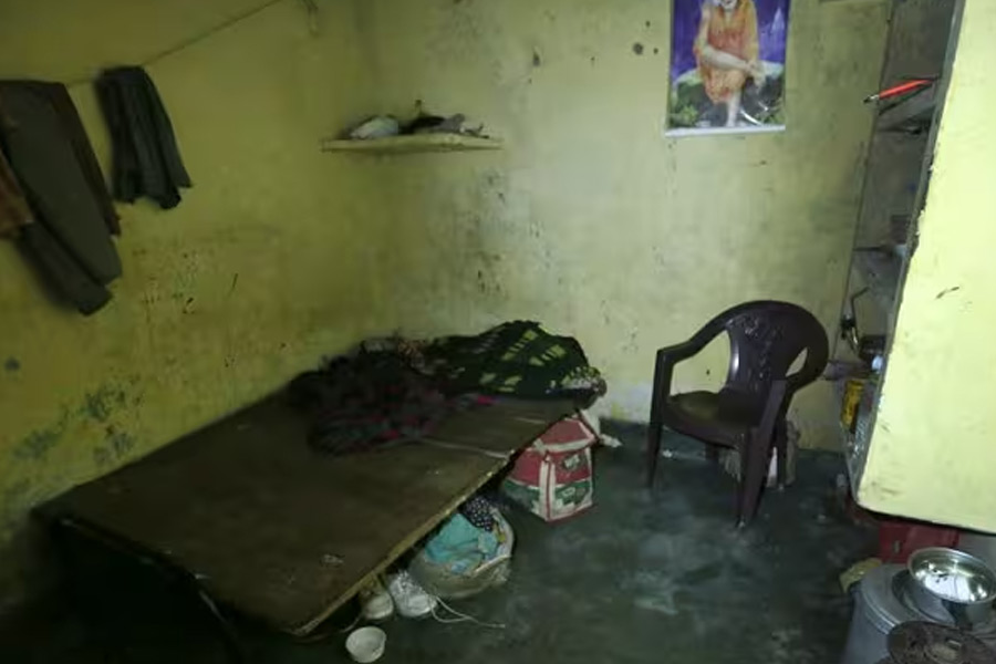 দীপক জানিয়েছেন, কোটায় গিয়ে একটি মেসে উঠেছিলেন। ছোট্ট ঘরে একটি খাট, চেয়ার-টেবিল ছাড়া সিলিং ফ্যান ছিল। তবে সেখানে বেশি দিন টিকতে পারেননি।