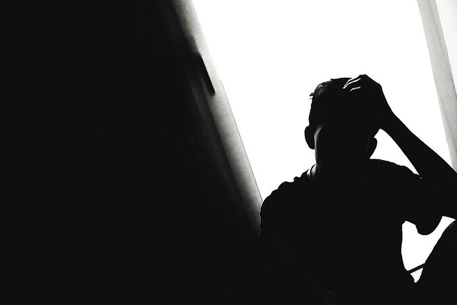 ধীরে ধীরে হতাশা গ্রাস করতে লেগেছিল দীপককে। সহপাঠীদের সঙ্গে প্রতিযোগিতার চাপ ছাড়াও একঘেয়ে পরিবেশে দমবন্ধ হয়ে উঠেছিল। এ বার চিন্তাও বাড়তে শুরু করেছিল। জয়েন্টের পরীক্ষায় উতরোতে পারবেন তো?