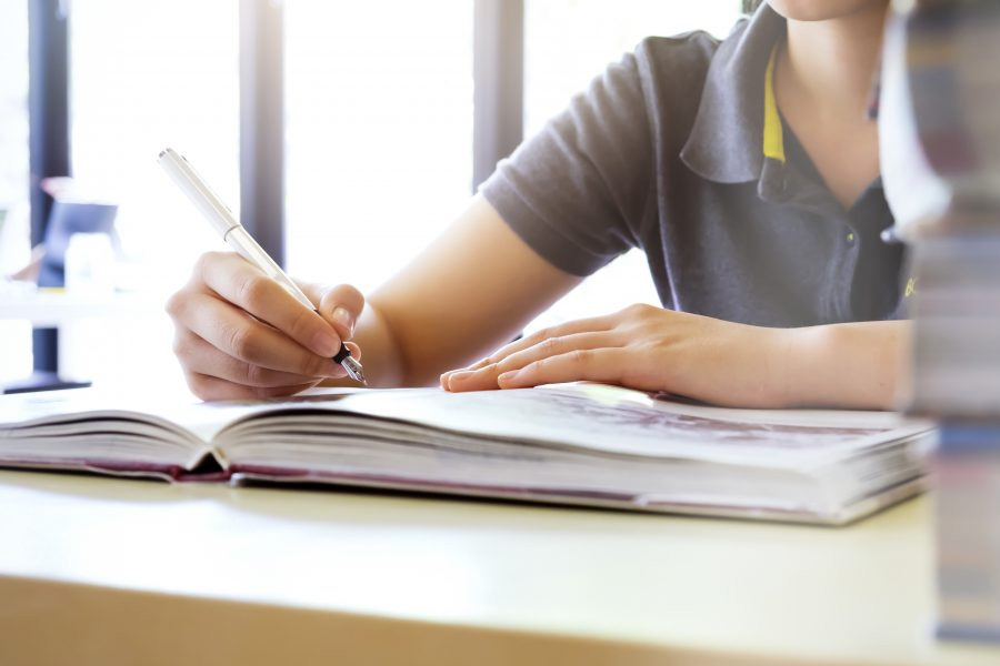 দীপক জানিয়েছেন, জয়েন্টের প্রস্তুতিতে নিজেকে ডুবিয়ে দিতে গিয়ে সিনেমা দেখা বা ঘোরাফেরা করার কথা ভাবতেই পারতেন না পড়ুয়ারা। তাঁর কথায়, ‘‘সিনেমা দেখা বা ঘোরাফেরা করলে প্রশ্ন উঠত, জয়েন্ট পাশ করবে কী ভাবে?’’