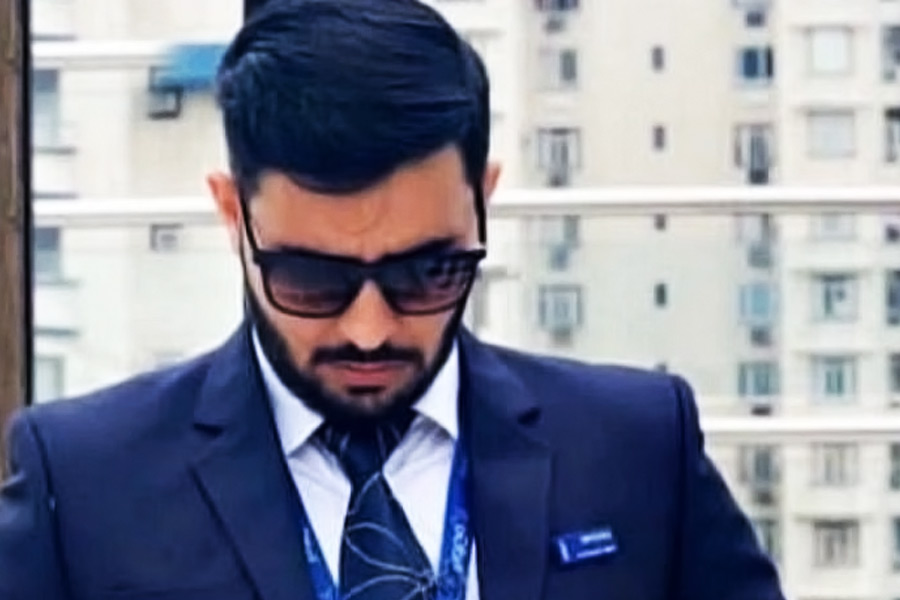 বিমানচালনার প্রশিক্ষণ নিয়ে ২০২৩ সালের ২৭ এপ্রিল চাকরিতে যোগ দিয়েছেন দীপক। একটি খ্যাতনামা বিমান সংস্থায় বছরে এক কোটিরও বেশি টাকা বেতন পান তিনি।