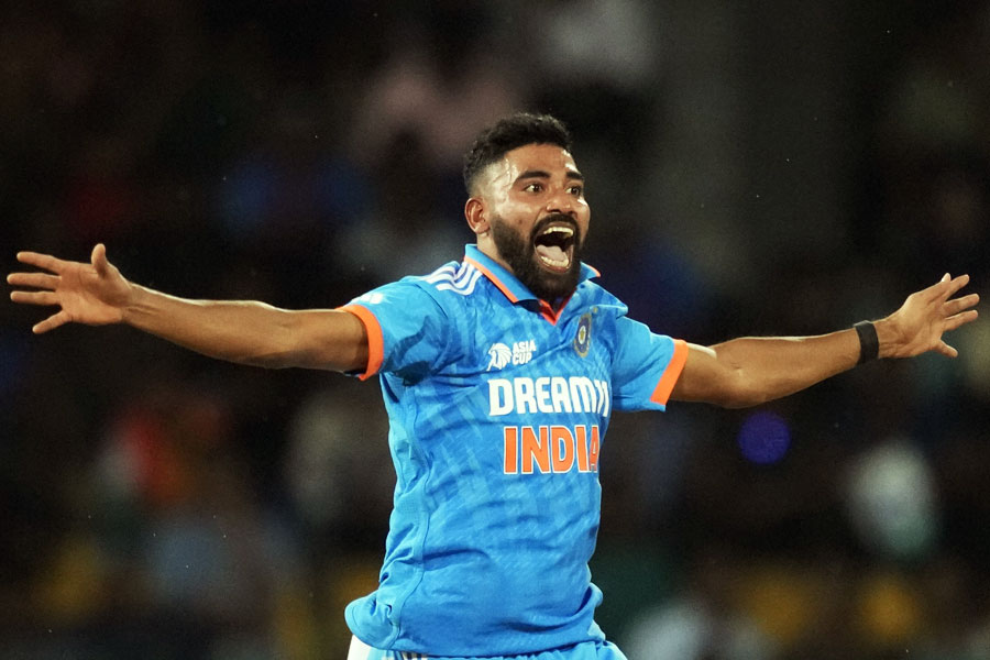 প্রথম থেকে নিজের জাত চিনিয়ে আসছেন এই ডান হাতি ফাস্ট বোলার। ২০২০ সালে বড় কাণ্ড ঘটিয়ে ফেলেন সিরাজ। টি২০ ক্রিকেটে তিনিই প্রথম ভারতীয় বোলার যিনি চার ওভার হাত ঘুরিয়ে দুটো ওভার মেডেন নিয়েছেন। অর্থাৎ, ওই দুই ওভারে একটি রানও দেননি সিরাজ। 