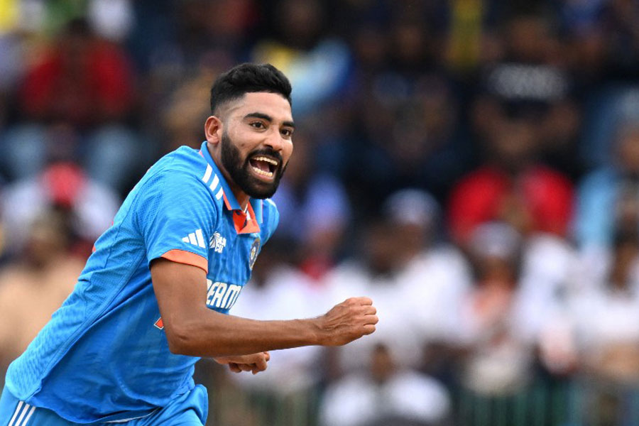 শ্রীলঙ্কার বিরুদ্ধে নিজের প্রথম স্পেলেই ৫ উইকেট তুলে নিয়েছেন সিরাজ। ২ ওভারে ৪ রান দিয়ে ৫ উইকেট নিয়েছেন তিনি।