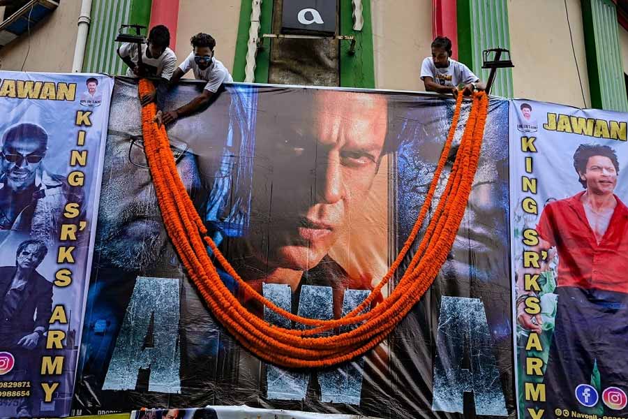 তবে ‘জওয়ান’-এর সাফল্যে পরিচালক অ্যাটলি, শাহরুখ, নয়নতারা এবং বিজয় সেতুপতির চেয়েও বেশি উপার্জন করলেন বলিপাড়ার অন্য এক তারকা।