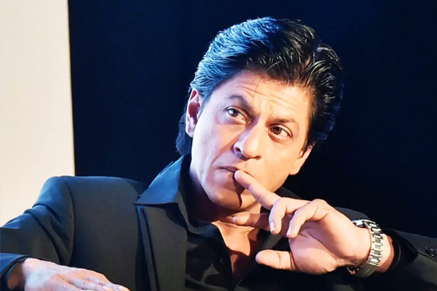 একের পর এক ছবিতে অভিনয় করলেও বক্স অফিসে তা ব্যর্থ হচ্ছিল। যিনি এক সময় একাধিক নামী সংস্থার বিজ্ঞাপনের প্রচারের মুখ হয়ে চলেছিলেন, সেই সংস্থাগুলিও ভরসা হারিয়ে ফেলেছিলেন শাহরুখের প্রতি।